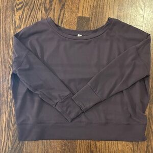 Vuori Textured wide Crewneck Pullover in Plum